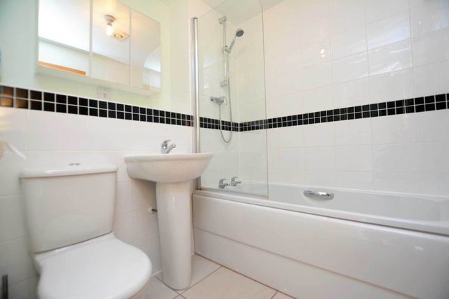 Flat to rent in Goodrington Place, Broughton