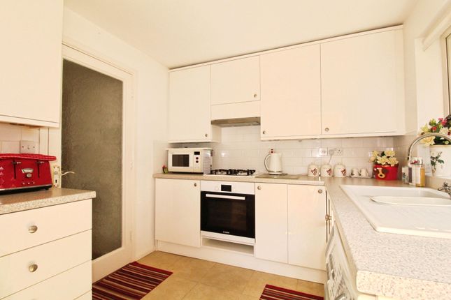 23, Desborough Close, Hertford photo 2