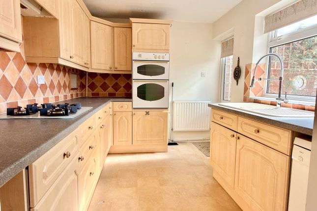 35, Oak Drive, Tewkesbury photo 2
