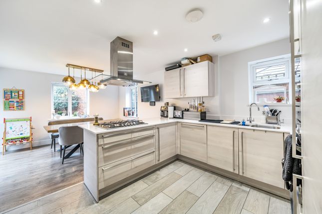 9, Truesdales, Uxbridge photo 2