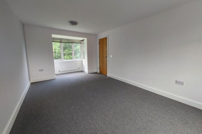 Four Bedroom Town House With Private Parking