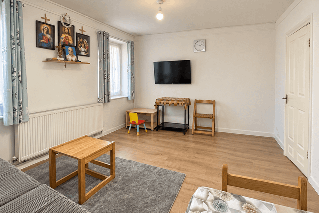 42 Pinner Grove, Pinner photo 3