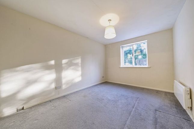 Flat for sale in Fairbairn Close, Purley