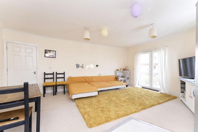 Flat for sale in Bridge Wharf, Chertsey