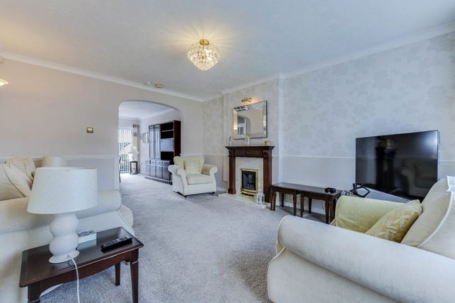 20, Hall Park Close, Leeds photo 2