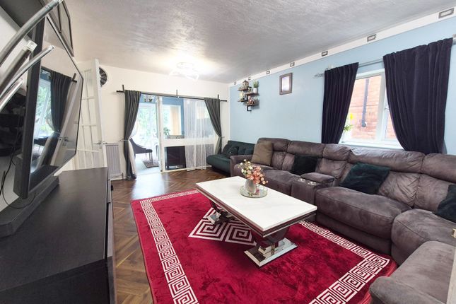 4, Foxcroft Close, Leicester photo 2