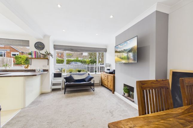 11, Woollin Crescent, Wakefield photo 4