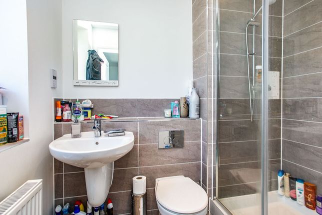 Flat for sale in 10 Sovereign Walk, Horley