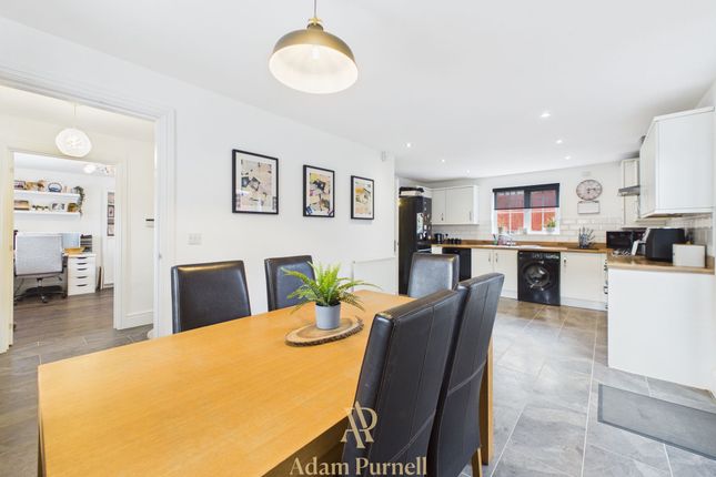 33 Cardinal Drive, Hinckley photo 2