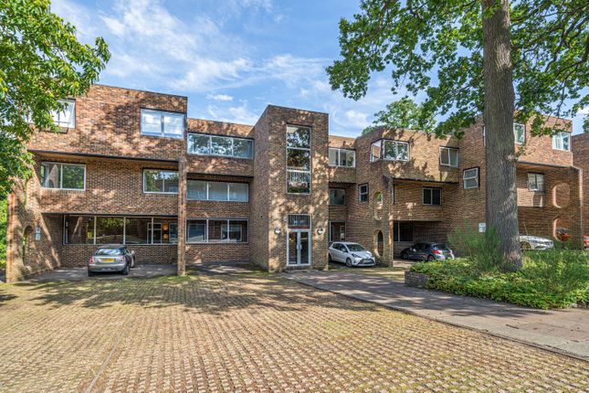 Thumbnail Flat for sale in Stroudwater Park, Weybridge