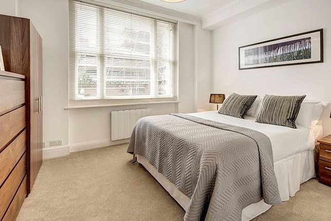 Flat 14, 39 Hill Street, Mayfair, London photo 3
