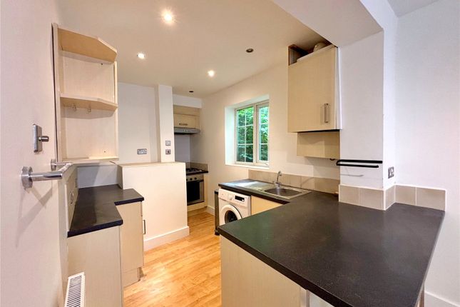 Flat 4, 4, Longdene Road, Surrey photo 3