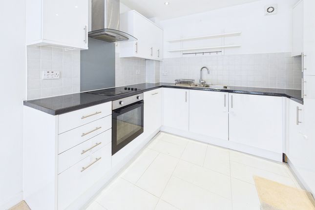 Flat Flat 3, Hannah Court, Sunningdale Gardens, London photo 2