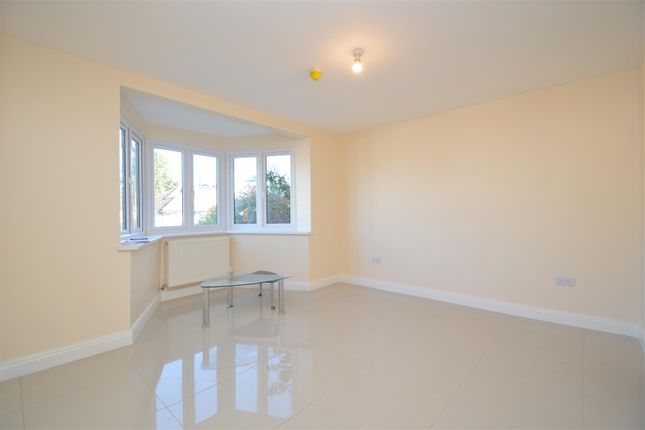 Room to rent in Basildon Avenue, Clayhall
