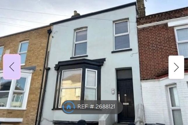 Contemporary 2 Bedroom Flat Close To Hospital