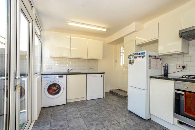 67, Curzon Avenue, Stanmore photo 4