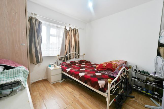 27, Carrington Road, Slough photo 3