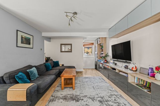 18, Harlequin Close, Isleworth photo 4