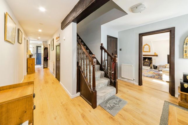 Russelldene, Snow Hill, Crawley photo 2