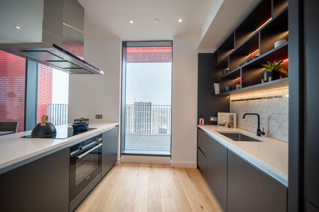 Flat for sale in Defoe House, London City Island, London