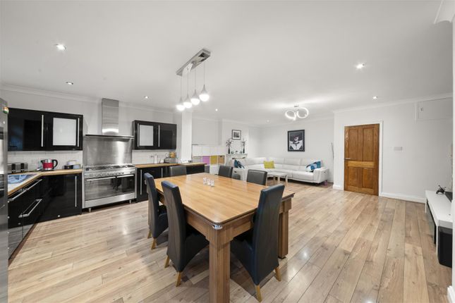 31, Firs Drive, Cranford, Hounslow photo 2