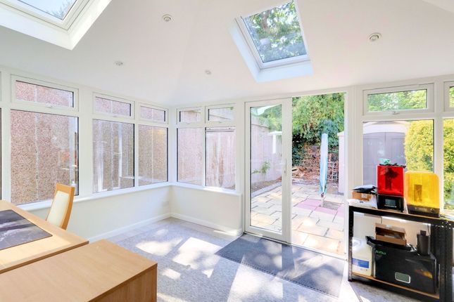 17 Darley Close, Croydon photo 3