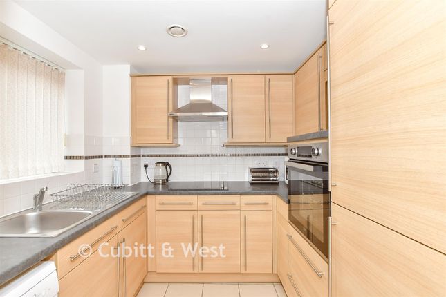 2-bed flat on Victory Court, Beaconsfield Road, Waterlooville, £225,000