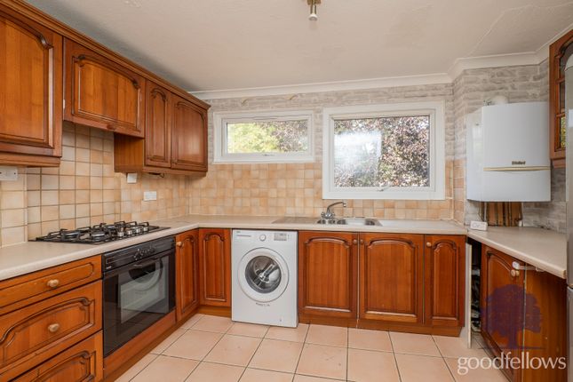 3, Longford Court, Surrey photo 4