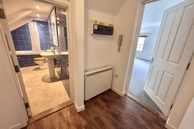 Flat 5, 8, Lower Market Street, Penryn photo 2