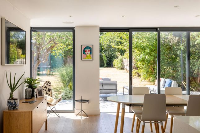 5, Evesham Close, Reigate photo 2