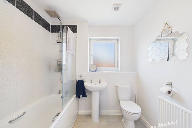 18 Wyatt Way, Aylesbury photo 3