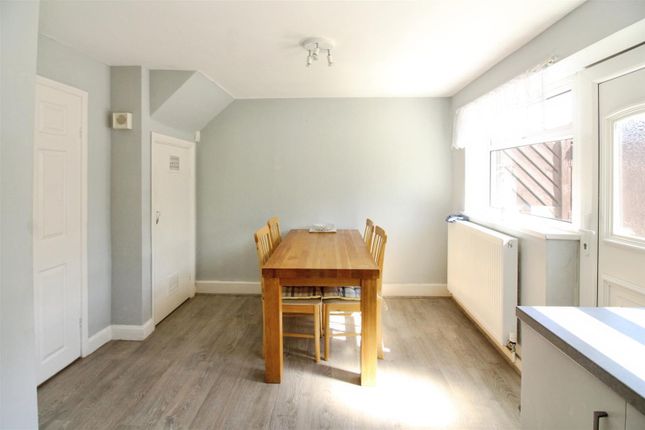 10, Arthursdale Drive, Leeds photo 4