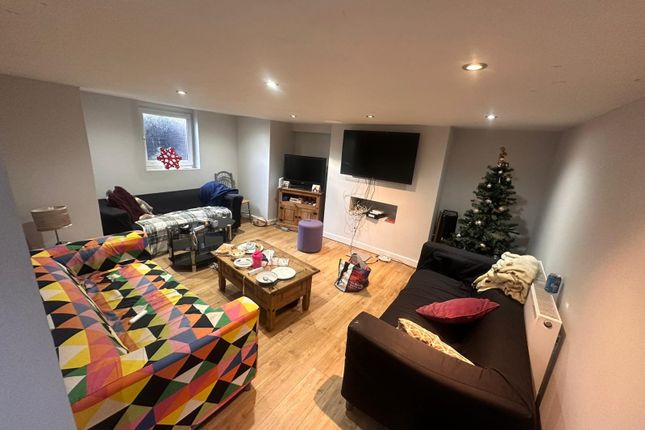 Estcourt Terrace, Leeds photo 2