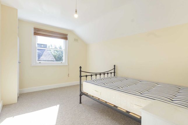 Flat to rent in Helix Gardens, London