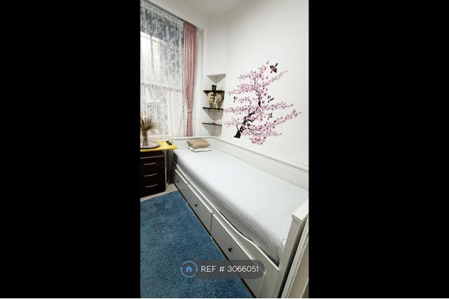 Knaresborough Place, Garden Flat, London photo 5