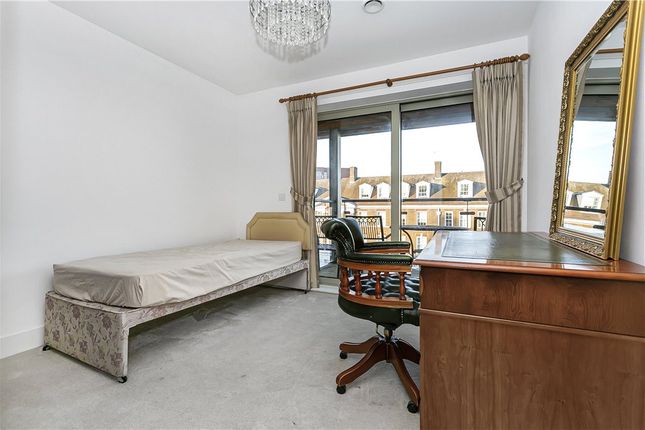 Flat for sale in New Zealand Avenue, Walton-On-Thames, Surrey