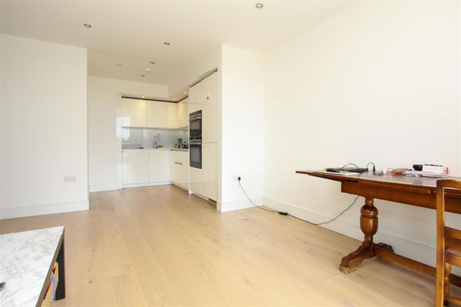 27, Yardley Court, West Drayton photo 4