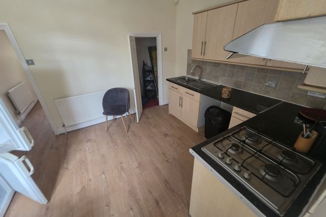 17, Wolsey Avenue, East Ham South photo 2