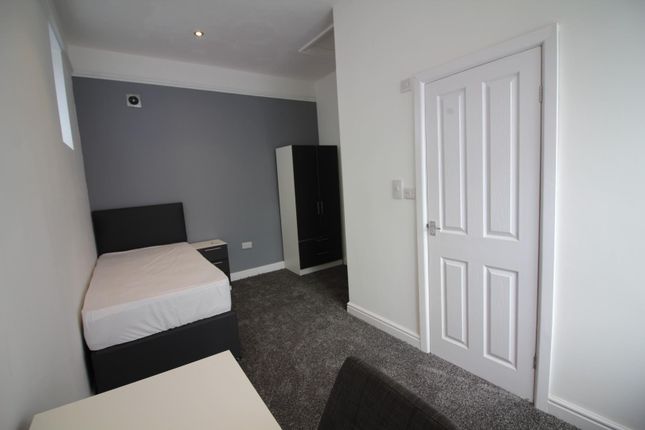 Room 3, 15, Milner Avenue, Seedfield photo 4