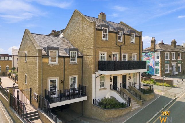 1-bed flat on 1, Primrose Mews, 2 Primrose Hill, Brentwood, £350,000