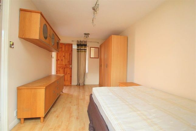 12 Stephenson Court, Osborne Street, Slough photo 4