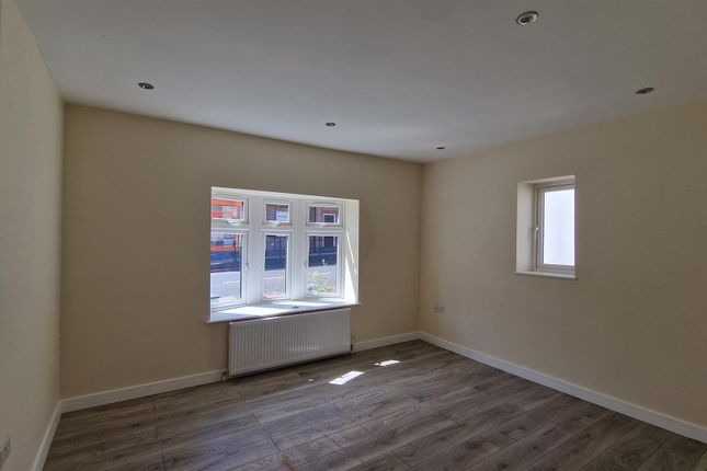 137, High Street, Rainham photo 2