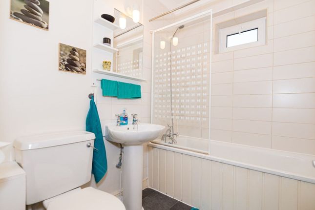 Maclaren Mews, West Putney photo 4