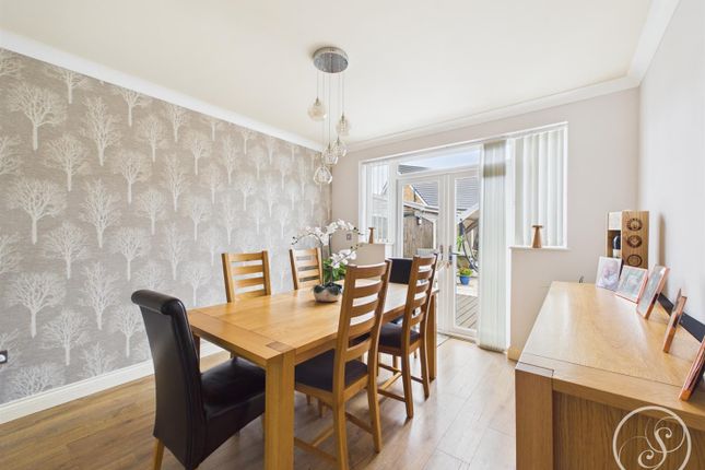 30, Red Hall Garth, Leeds photo 3