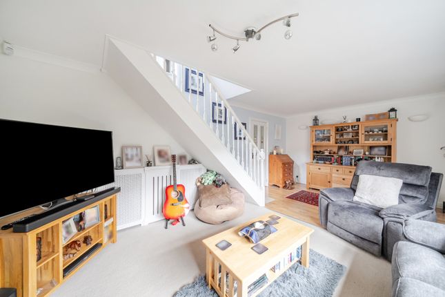 8, High Tree Close, Row Town photo 2