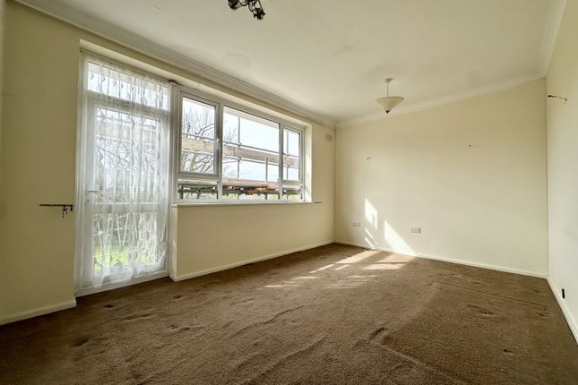 Triplex to rent in Ruskin Court, Wythfield Road, Eltham