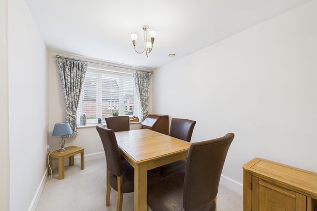 19 Clarence Court, Horsham photo 3