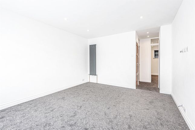 Flat for sale in Kingston Road, Epsom