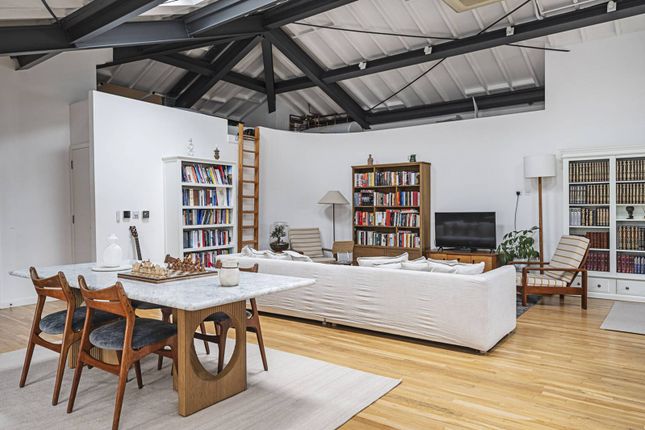 Flat for sale in Shacklewell Street, Shoreditch, London