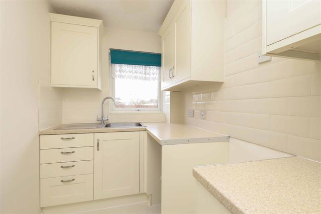 35, Magnolia Court, Uxbridge photo 2